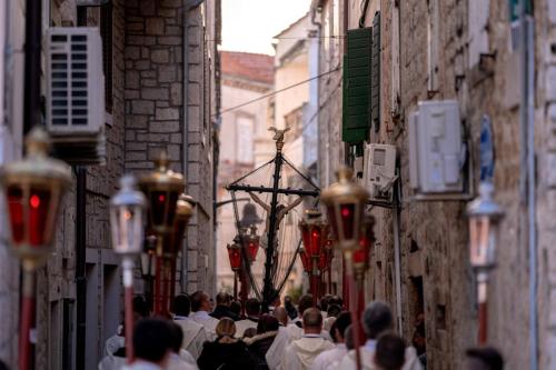 Za krizen procession by small streets